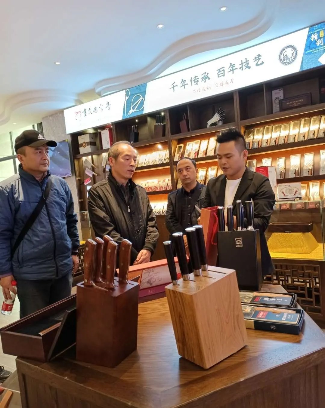飞天刀剪总经理黎勇先生现场演示及讲解产品设计与工艺制作